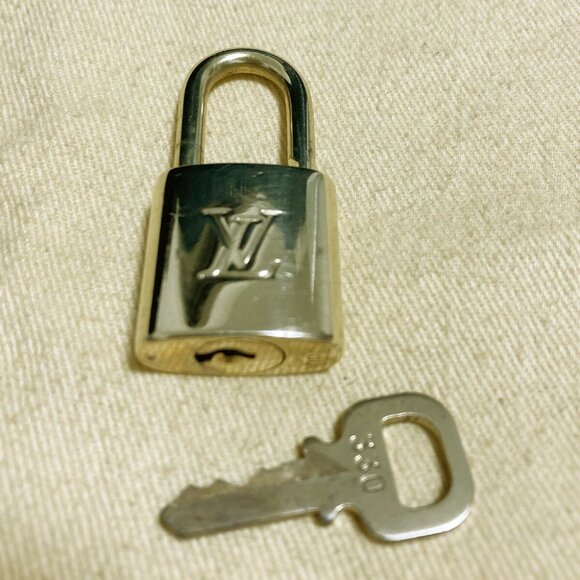 LOUIS VUITTON LV 10 SET PADLOCK KEY CHARM CADENA GOLD-PLATED FRANCE - Picture 2 of 4